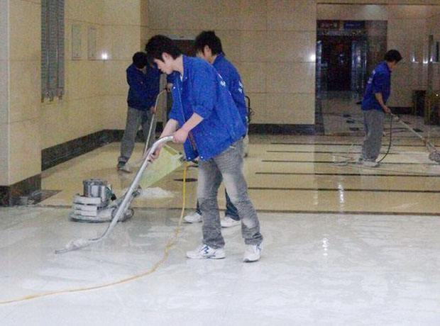 東莞玉潔清潔公司，龍華專(zhuān)業(yè)工廠(chǎng)保潔公司，首先玉潔是你身邊清潔深圳